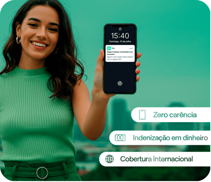 Mulher sorrindo segurando celular com notificação de seguro