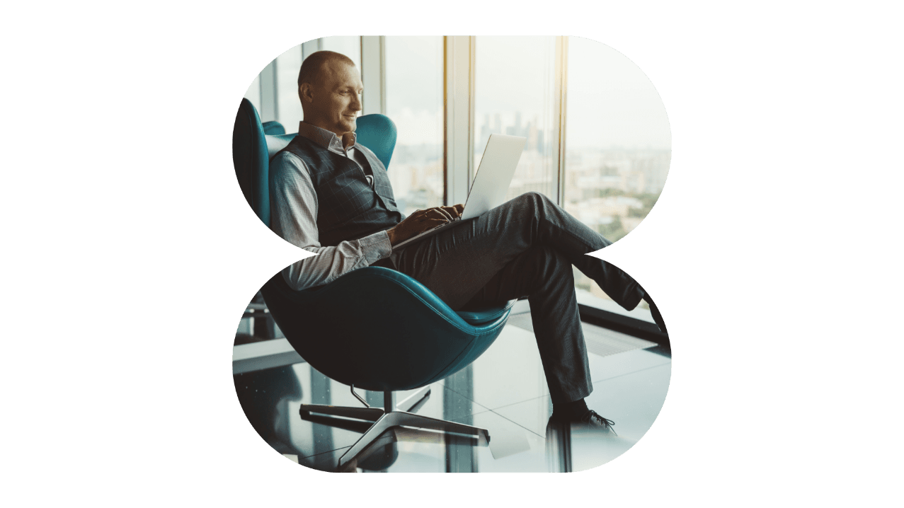 Executivo trabalhando com laptop